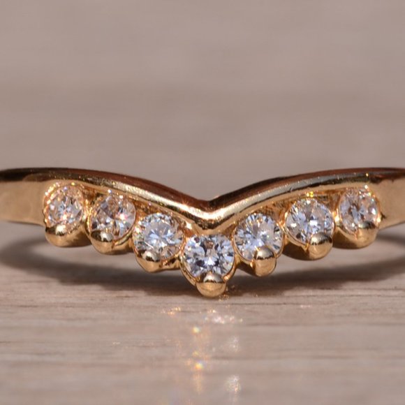 Vintage Chevron Ring in Yellow Gold with Natural Diamonds